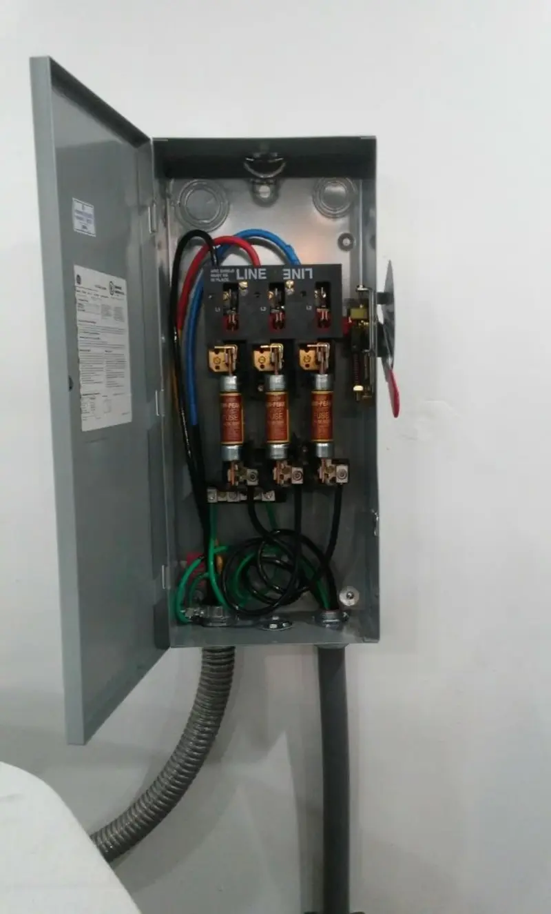 Three-phase disconnect switch installed for Smoke Detector Installation in Rusk